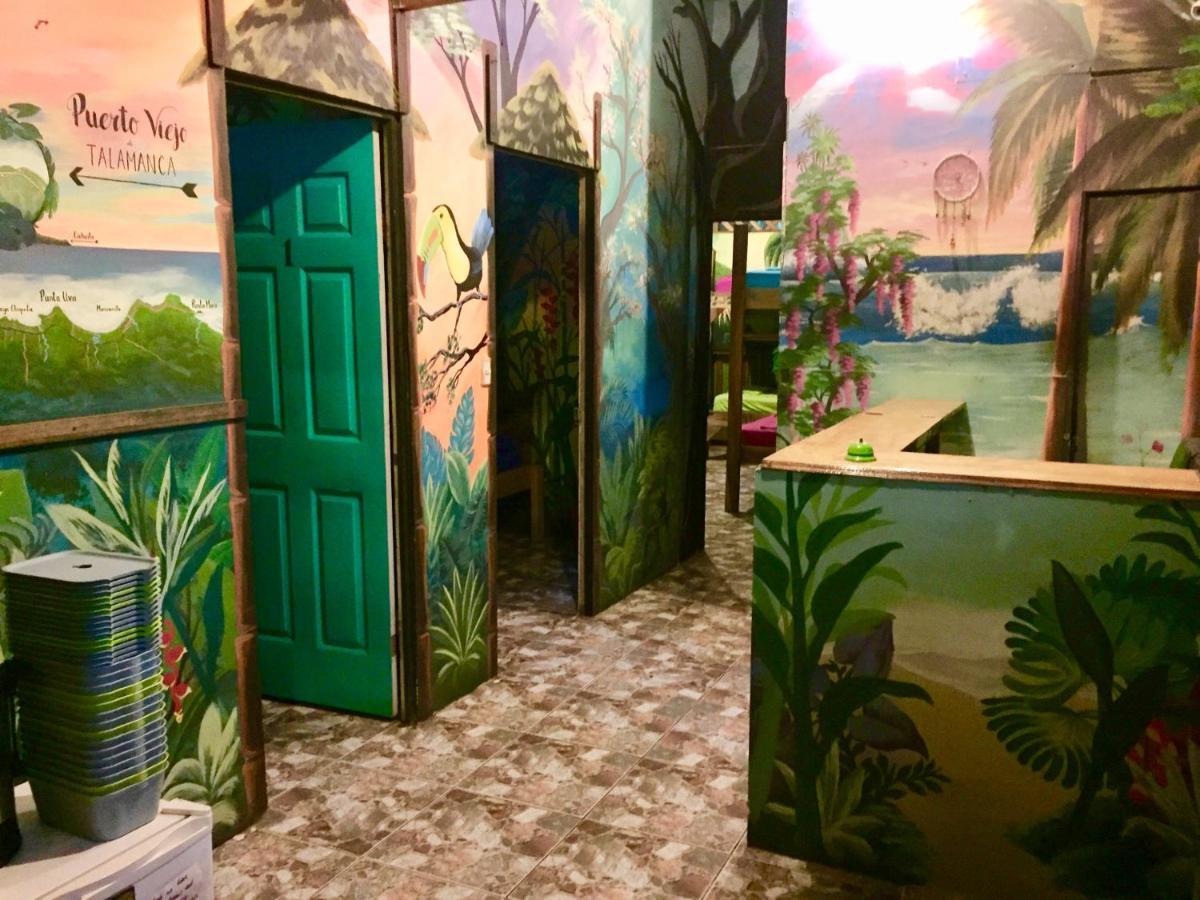 פוארטו לימון Oasis Beachfront Hostel מראה חיצוני תמונה