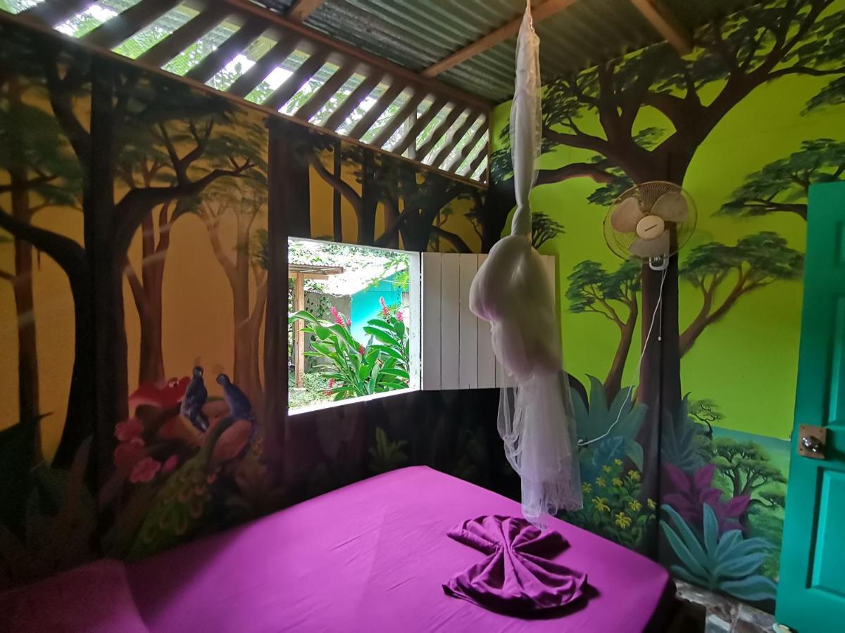 פוארטו לימון Oasis Beachfront Hostel מראה חיצוני תמונה