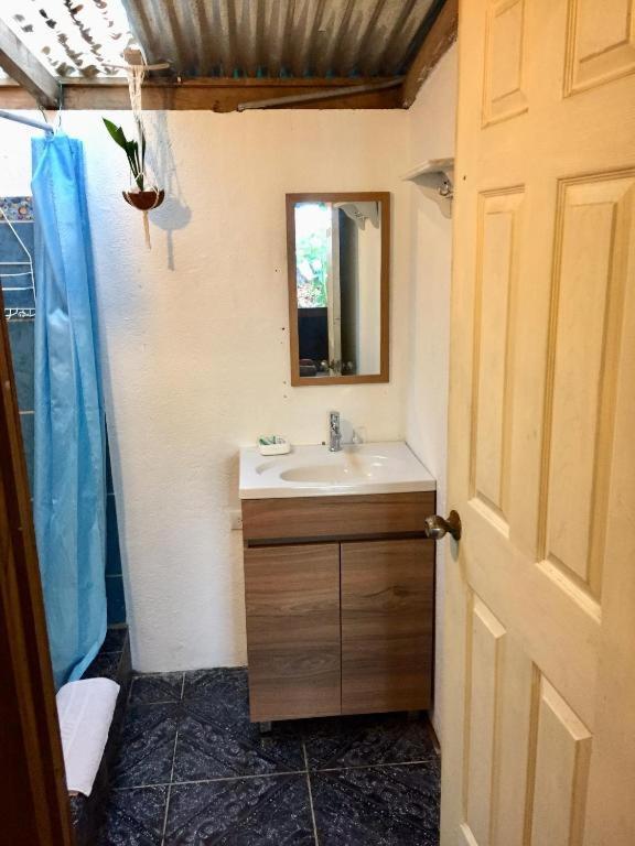 פוארטו לימון Oasis Beachfront Hostel מראה חיצוני תמונה