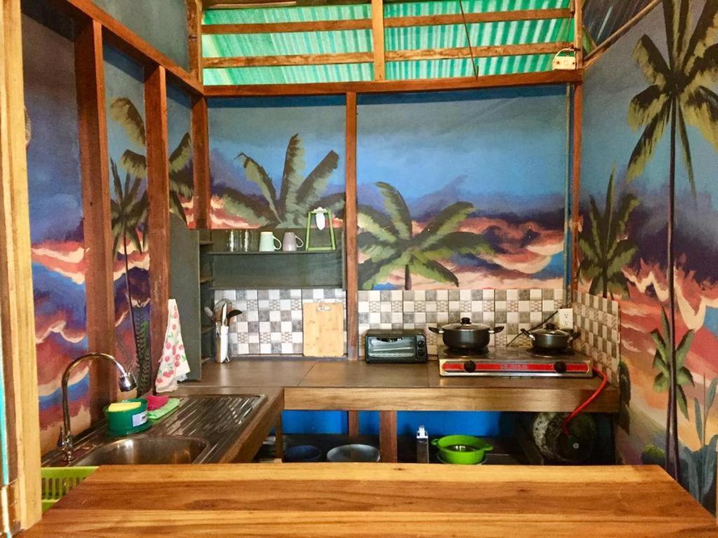 פוארטו לימון Oasis Beachfront Hostel מראה חיצוני תמונה